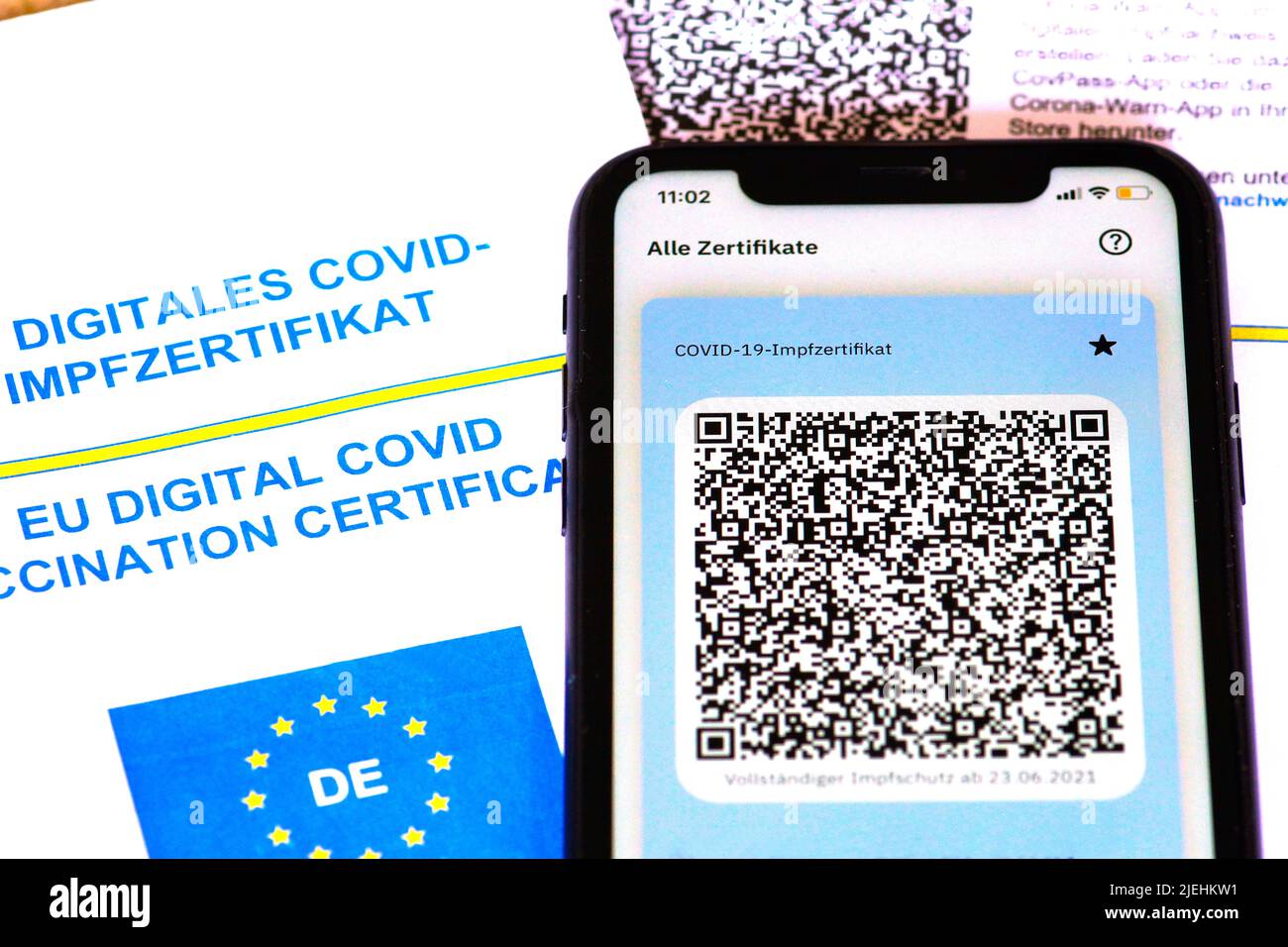 EU Covid-19 Impfnachweis, Reisepass, Impfausweis, App, Scan, Scanner, QR-Code, Handy, Smartphone, Stockfoto