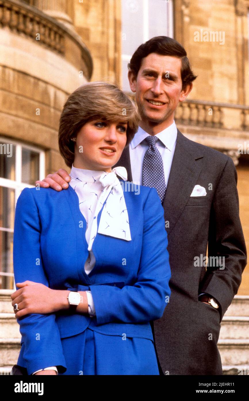 PA News Foto vom Februar 1981. Im Bild: Prinz Charles und Lady Diana Spencer im Buckingham Palace nach der Bekanntgabe ihrer Verlobung. PA Feature SHOWBIZ Film Reviews. Bildnachweis sollte lauten: PA Archive/PA Images/Ron Bell. Alle Rechte Vorbehalten. ACHTUNG: Dieses Bild darf nur zur Begleitung von PA Feature SHOWBIZ Film Reviews verwendet werden. Stockfoto