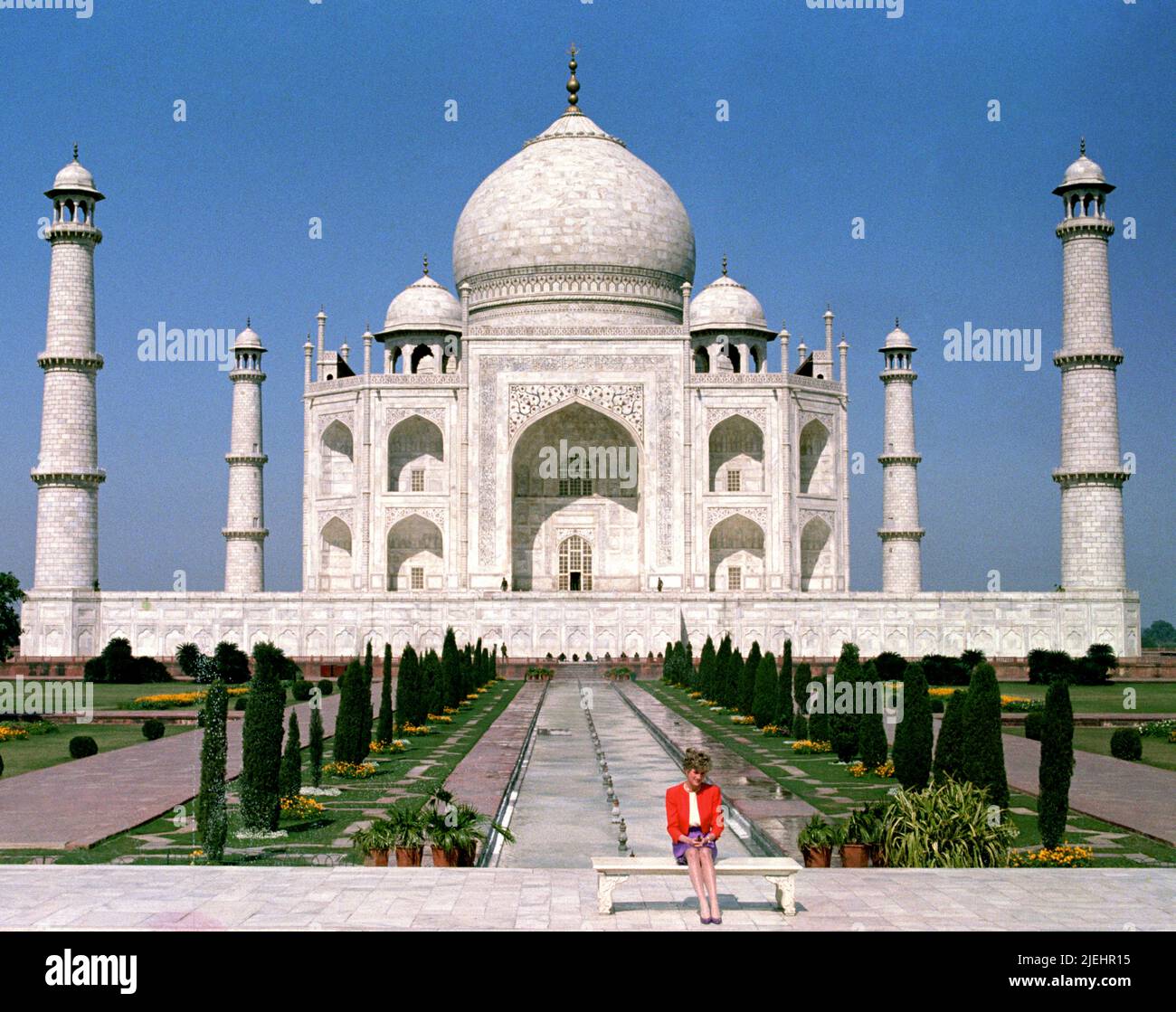 PA News Foto vom Februar 1992. Im Bild: Die Prinzessin von Wales vor dem Taj Mahal, während einer königlichen Tour durch Indien. PA Feature SHOWBIZ Film Reviews. Bildnachweis sollte lauten: PA Archive/PA Images/Martin Keene. Alle Rechte Vorbehalten. ACHTUNG: Dieses Bild darf nur zur Begleitung von PA Feature SHOWBIZ Film Reviews verwendet werden. Stockfoto