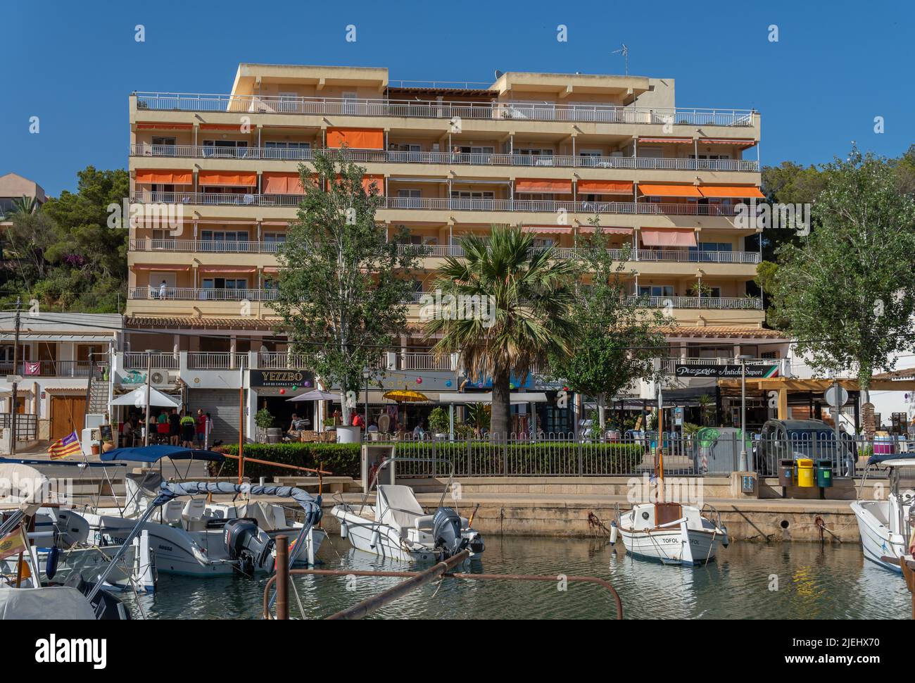 Portopetro, Spanien; 25 2022. juni: Gesamtansicht des königlichen Yachtclubs von Portopetro bei Sonnenuntergang an einem sonnigen Sommertag. Insel Mallorca, Spanien Stockfoto