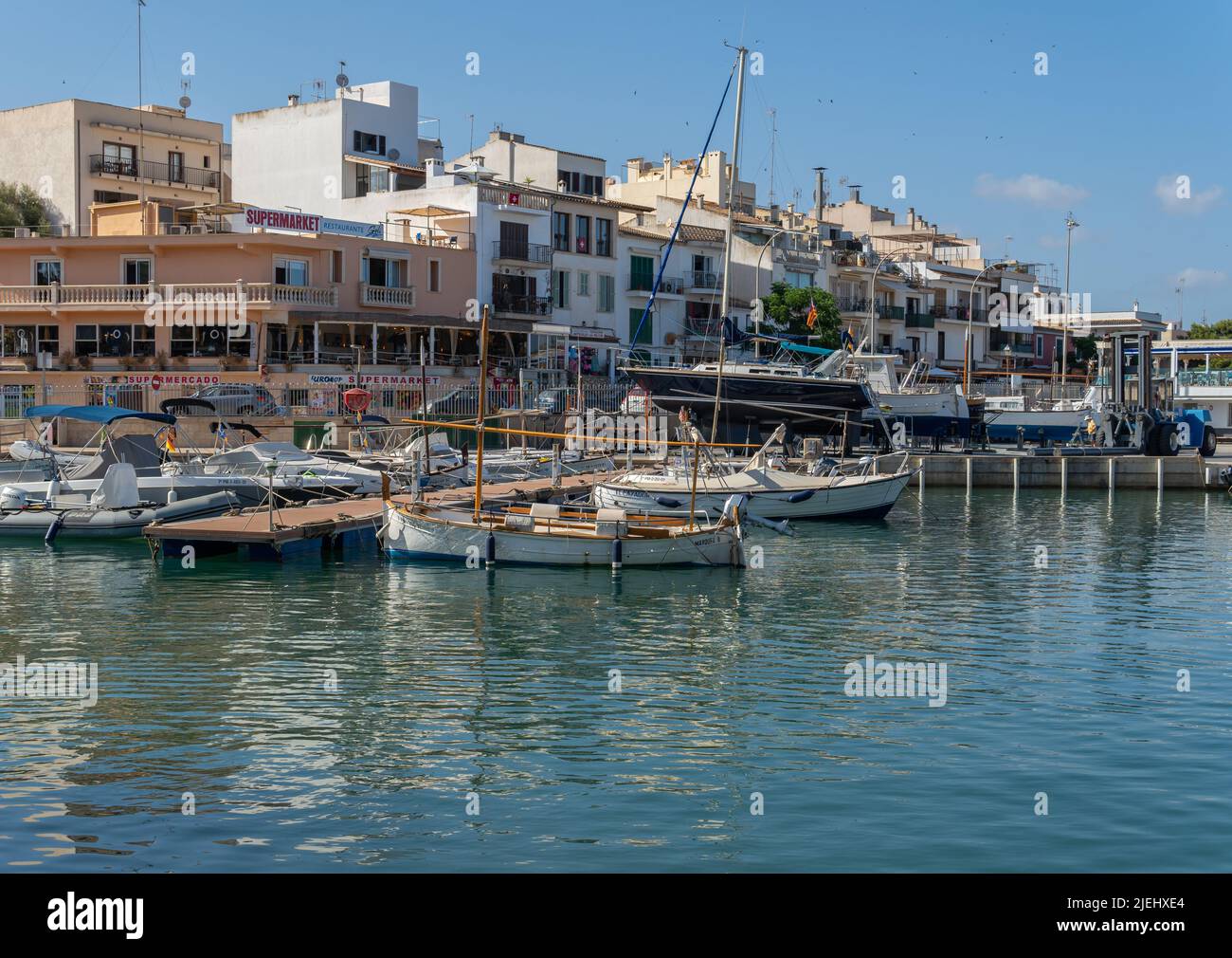 Portopetro, Spanien; 25 2022. juni: Gesamtansicht des königlichen Yachtclubs von Portopetro bei Sonnenuntergang an einem sonnigen Sommertag. Insel Mallorca, Spanien Stockfoto