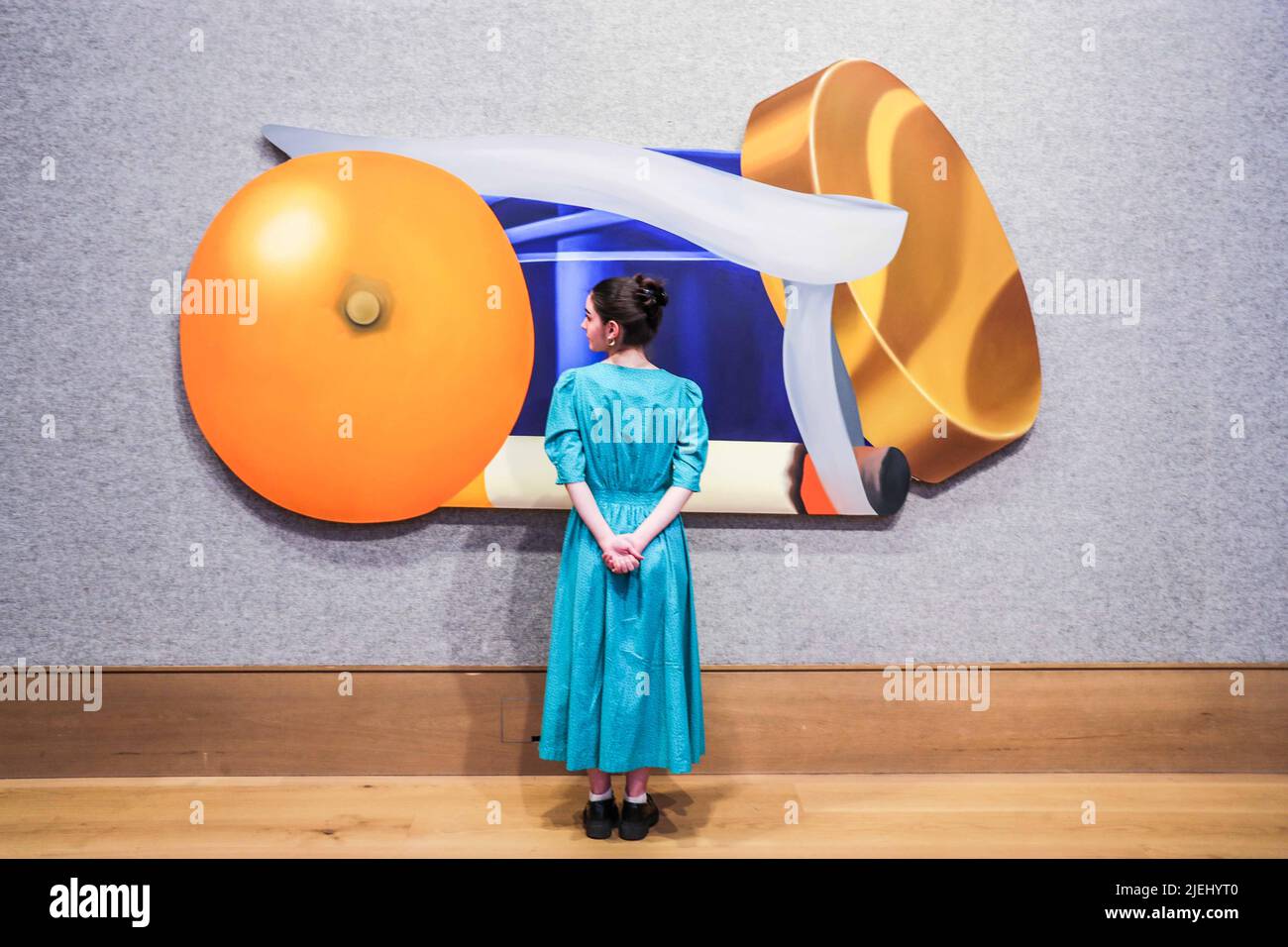 London UK 27 June 2022 Tom Wesselmann Still Life with Blue Jar and Smoking Cigarette (flat) dated 1981 and stempelt with the artist's Name on the bage; Verkauf von Öl auf Leinwand, Post-war & zeitgenössischer Kunst am Donnerstag, 30. Juni in der New Bond Street, London. Schätzung von £850.000 - £1.250.000 Paul Quezada-Neiman/ Alamy Live News Stockfoto