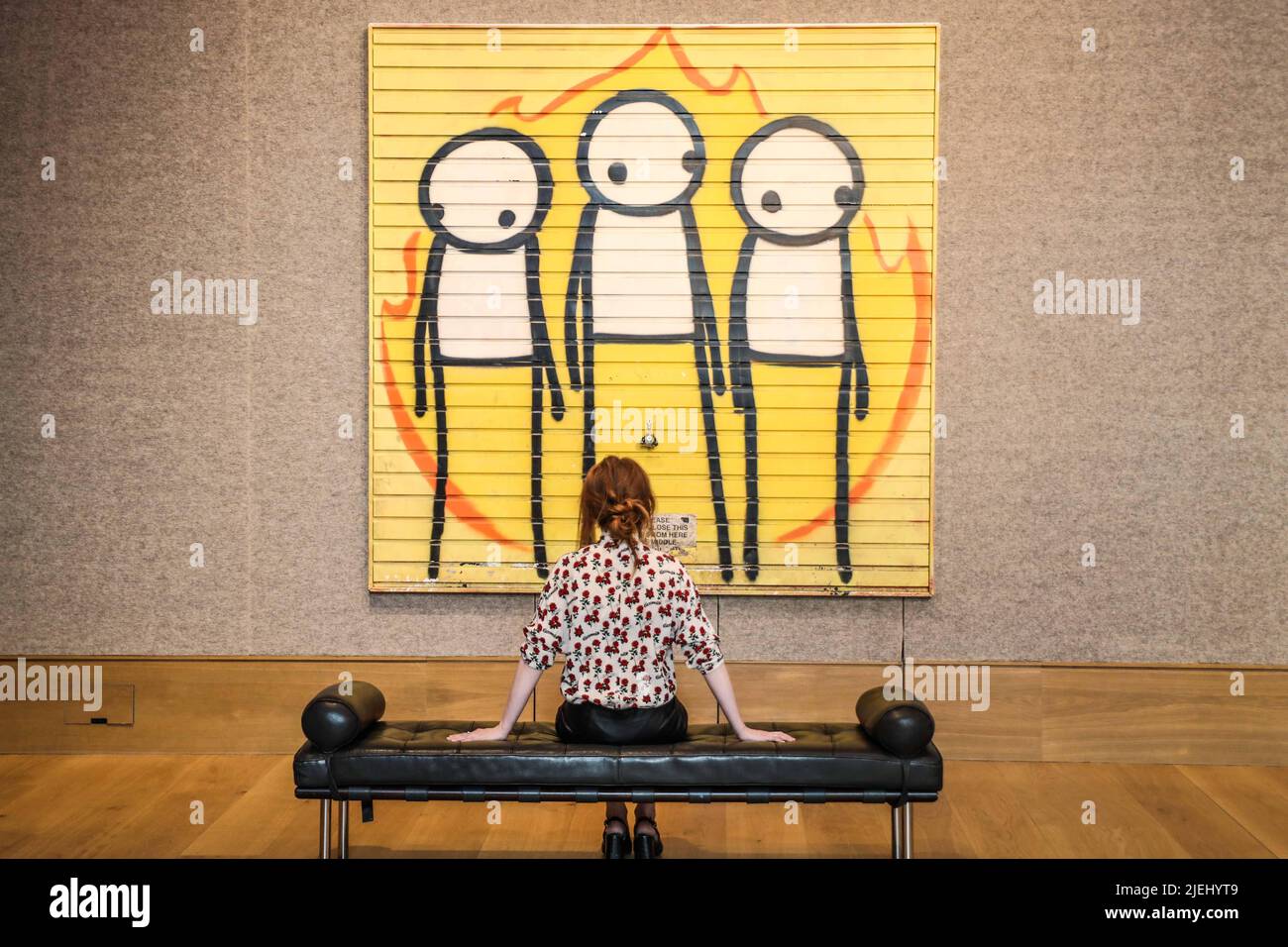 London UK 27 June 2022 Children of Fire, ein großes Kunstwerk des Straßenkünstlers STIK, Verkauf von Post-war & Contemporary Art am Donnerstag, 30. Juni in der New Bond Street, London. STIK schuf das Werk nach den Londoner Krawallen im Jahr 2011, das auf das Garagentor eines veganen Gemeindezentrums in Hackney gesprüht wurde. Es hat eine Schätzung vor dem Verkauf von £120.000-180.000 – die höchste Schätzung, die einem Werk des Künstlers gegeben wurde. Paul Quezada-Neiman/ Alamy Live News Stockfoto