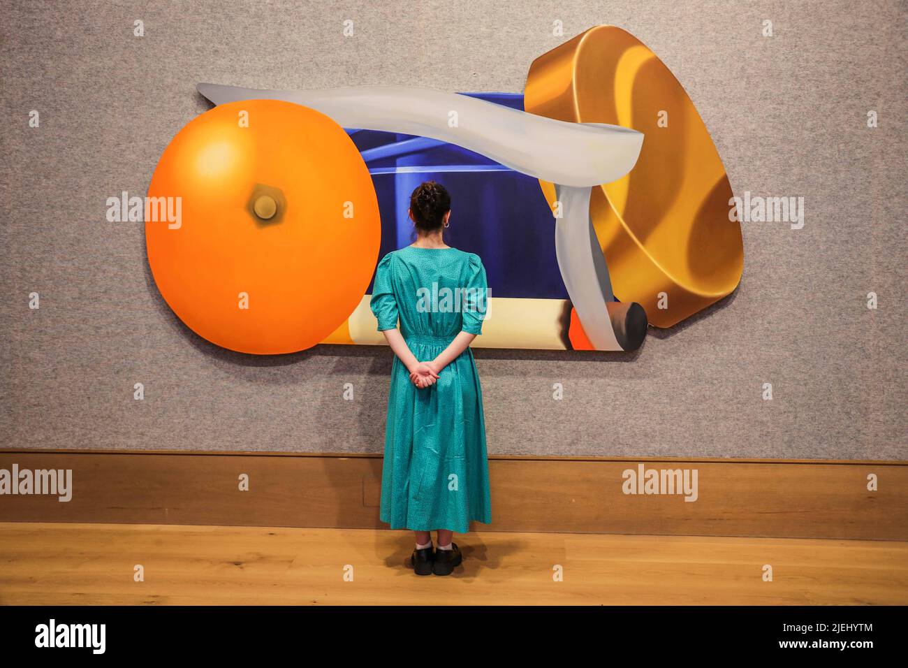 London UK 27 June 2022 Tom Wesselmann Still Life with Blue Jar and Smoking Cigarette (flat) dated 1981 and stempelt with the artist's Name on the bage; Verkauf von Öl auf Leinwand, Post-war & zeitgenössischer Kunst am Donnerstag, 30. Juni in der New Bond Street, London. Schätzung von £850.000 - £1.250.000 Paul Quezada-Neiman/ Alamy Live News Stockfoto