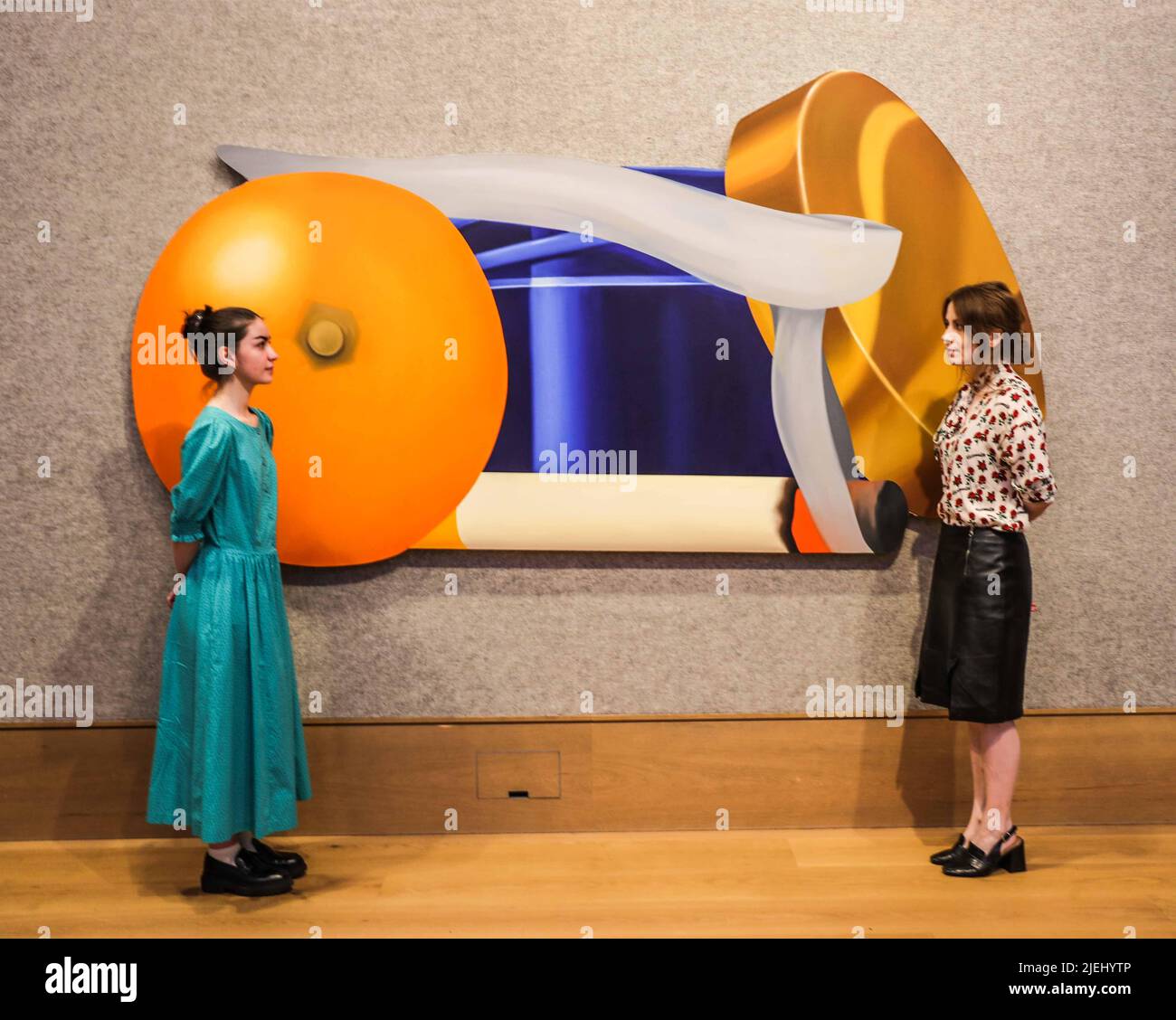 London UK 27 June 2022 Tom Wesselmann Still Life with Blue Jar and Smoking Cigarette (flat) dated 1981 and stempelt with the artist's Name on the bage; Verkauf von Öl auf Leinwand, Post-war & zeitgenössischer Kunst am Donnerstag, 30. Juni in der New Bond Street, London. Schätzung von £850.000 - £1.250.000 Paul Quezada-Neiman/ Alamy Live News Stockfoto