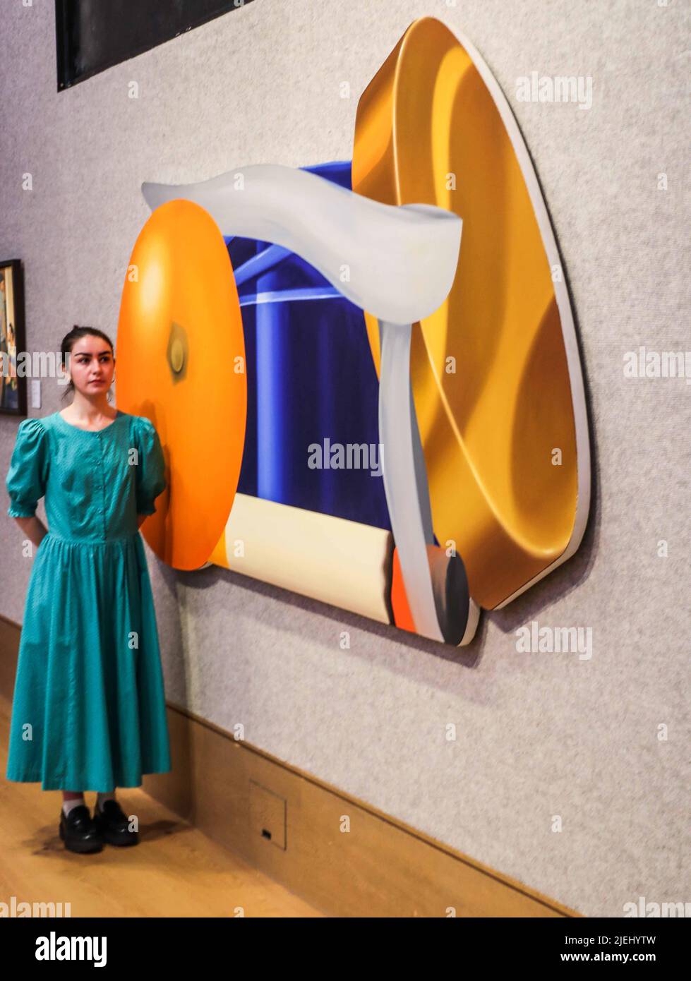 London UK 27 June 2022 Tom Wesselmann Still Life with Blue Jar and Smoking Cigarette (flat) dated 1981 and stempelt with the artist's Name on the bage; Verkauf von Öl auf Leinwand, Post-war & zeitgenössischer Kunst am Donnerstag, 30. Juni in der New Bond Street, London. Schätzung von £850.000 - £1.250.000 Paul Quezada-Neiman/ Alamy Live News Stockfoto