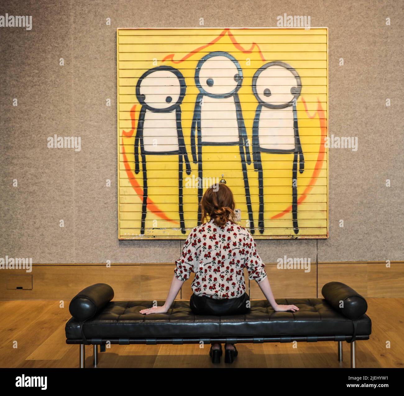 London UK 27 June 2022 Children of Fire, ein großes Kunstwerk des Straßenkünstlers STIK, Verkauf von Post-war & Contemporary Art am Donnerstag, 30. Juni in der New Bond Street, London. STIK schuf das Werk nach den Londoner Krawallen im Jahr 2011, das auf das Garagentor eines veganen Gemeindezentrums in Hackney gesprüht wurde. Es hat eine Schätzung vor dem Verkauf von £120.000-180.000 – die höchste Schätzung, die einem Werk des Künstlers gegeben wurde. Paul Quezada-Neiman/ Alamy Live News Stockfoto