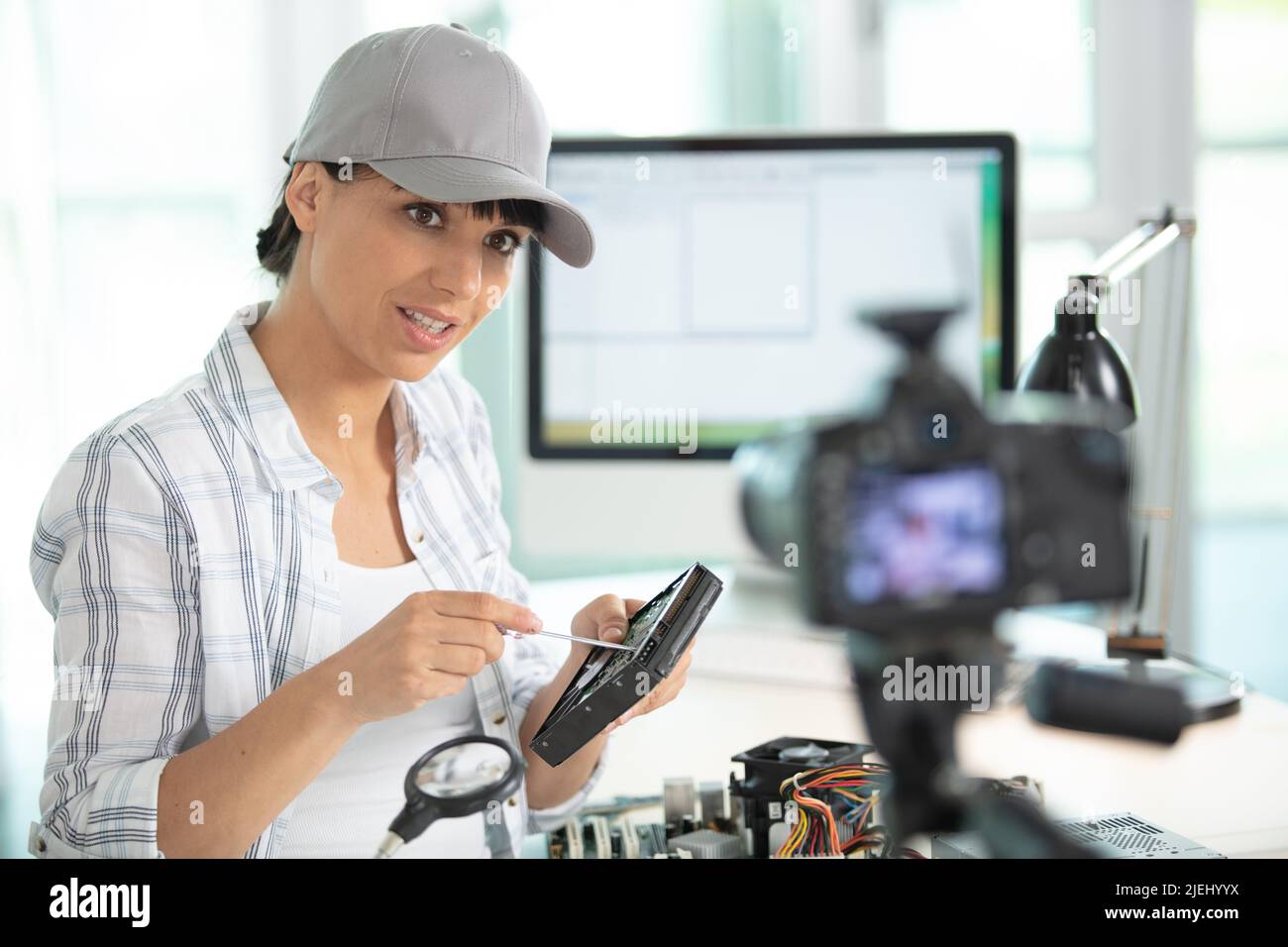 Der Vlogger, der Computer-Reparatur auf Kamera für vlog Blog aufzeichnet Stockfoto