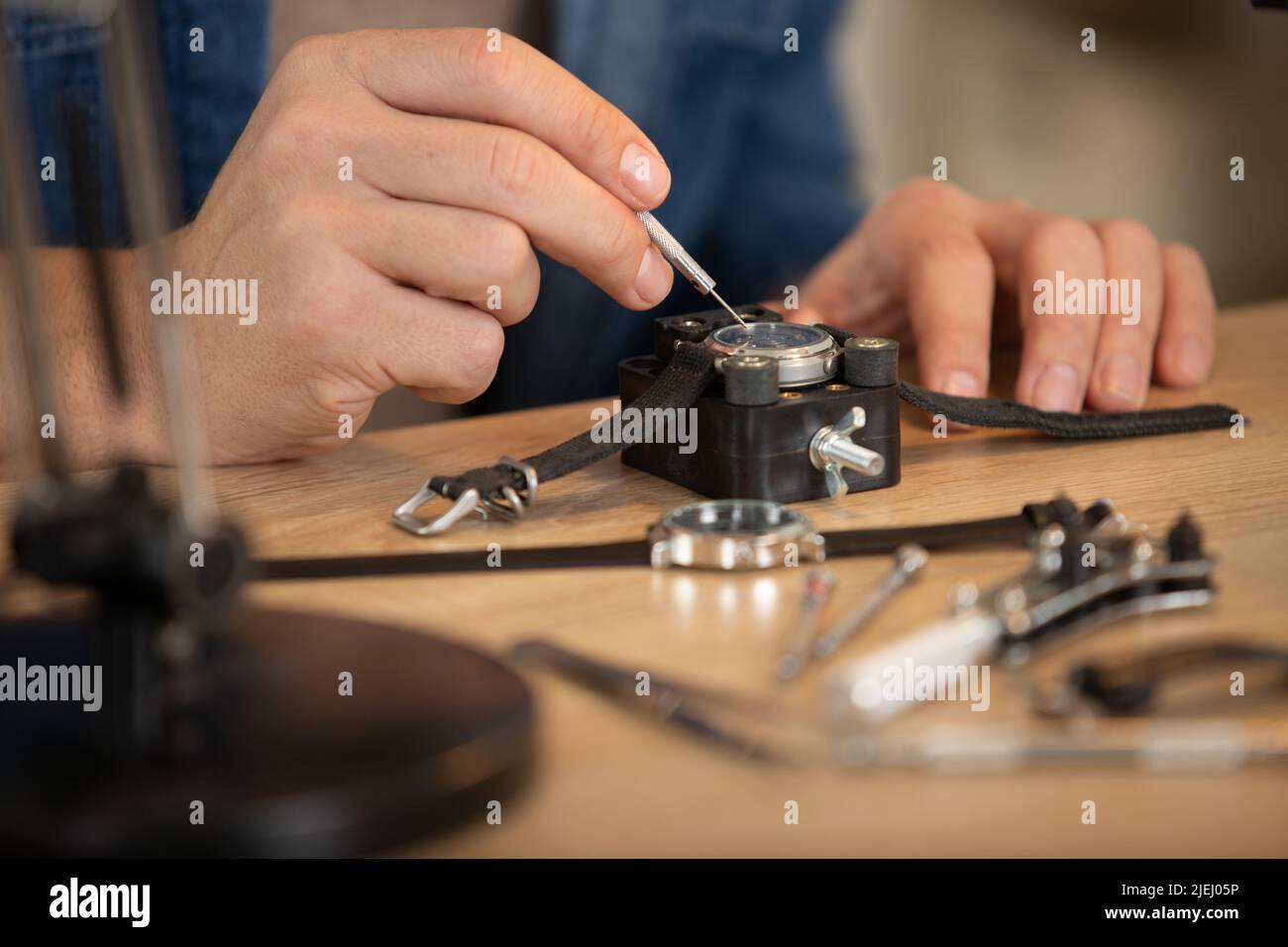 Nahansicht der Handgelenkuhr, die repariert wird Stockfoto