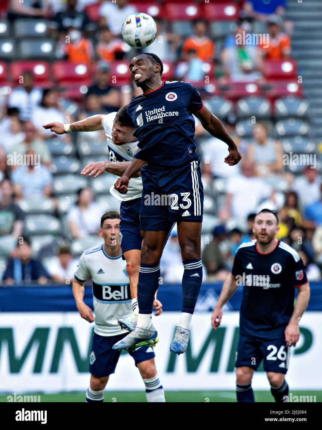 (220627) -- VANCOUVER, 27. Juni 2022 (Xinhua) -- Jonathan Bell von der New England Revolution (TOP R) wetteifert um einen Kopfball während des Spiels der Major League Soccer (MLS) 2022 zwischen Vancouver Whitecaps und New England Revolution am BC Place in Vancouver, Kanada, 26. Juni 2022. (Foto von Andrew Soong/Xinhua) Stockfoto