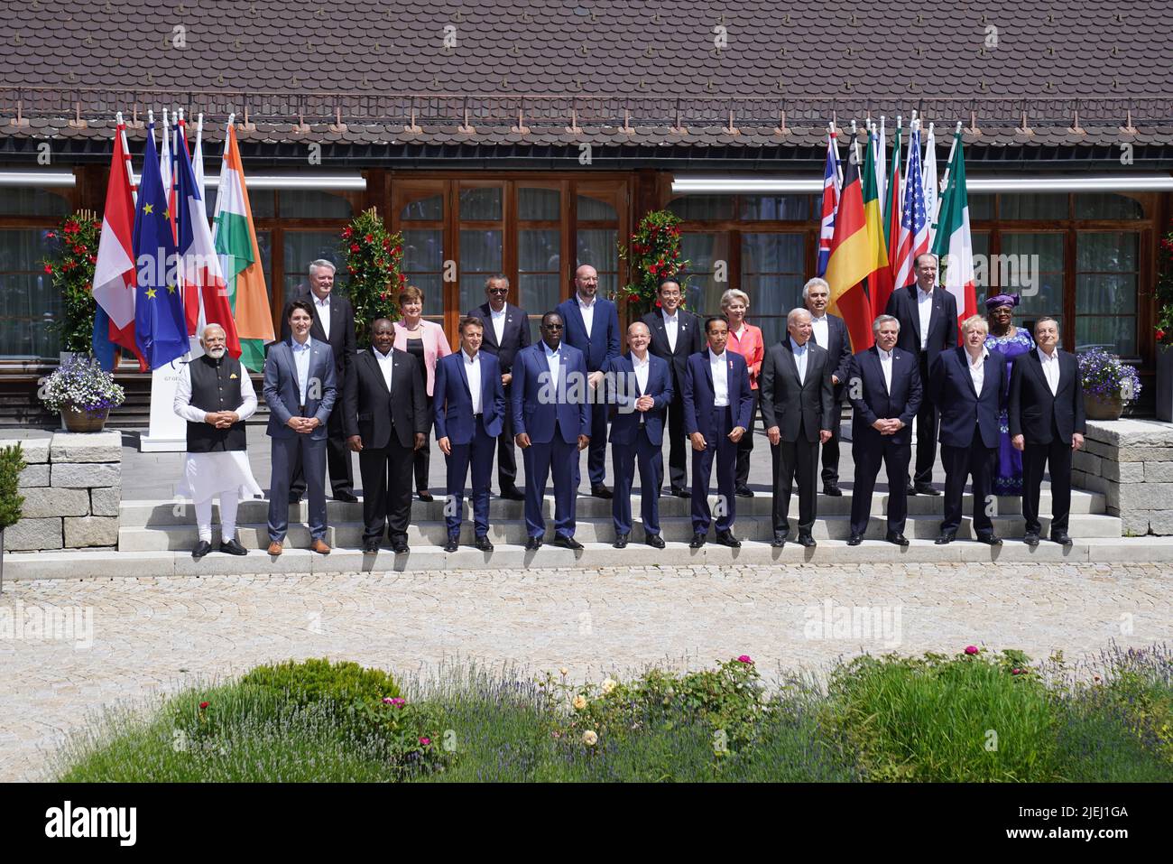 (Von links nach rechts) Indischer Premierminister Narendra Modi, kanadischer Premierminister Justin Trudeau Generalsekretär der Organisation für wirtschaftliche Zusammenarbeit und Entwicklung (OECD) Mathias Cormann, Südafrikanischer Präsident Cyril Ramaphosa, Präsidentin des Internationalen Währungsfonds Kristalina Georgieva, Frankreichs Präsident Emmanuel Macron, Weltgesundheitsorganisation Tedros Adhanom Ghebreyesus, Der senegalesische Präsident Macky Sall, der Präsident des Europäischen Rates Charles Michel, der deutsche Bundeskanzler Olaf Scholz, der japanische Premierminister Fumio Kishida, der indonesische Präsident Joko Widodo, die Europäische Kommission P Stockfoto