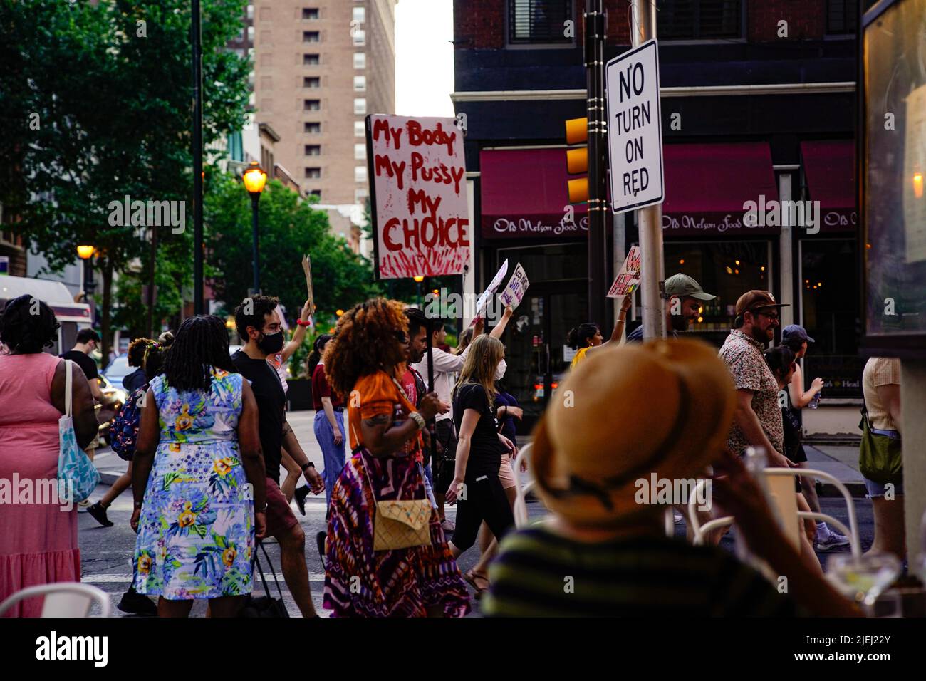 Philadelphia, USA. 24.. Juni 2022. Pro Choice-Demonstranten marschieren vor ein Restaurant und verurteilen das jüngste Urteil VON SCOTUS, das Roe v. Wade am 24. Juni 2022 in Philadelphia, PA, gestippt hat. (Foto: Sukhmani Kaur/Sipa USA) Quelle: SIPA USA/Alamy Live News Stockfoto