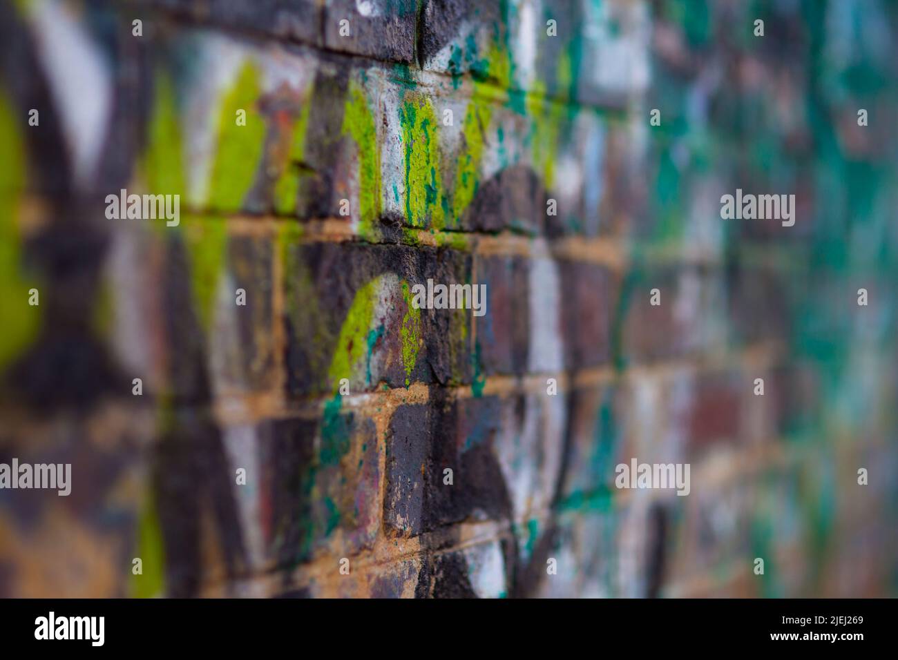 Graffiti an einer Wand unter einer Brücke. Urbane Kunstform, manchmal als anti-soziale und Sachbeschädigung angesehen. Stockfoto