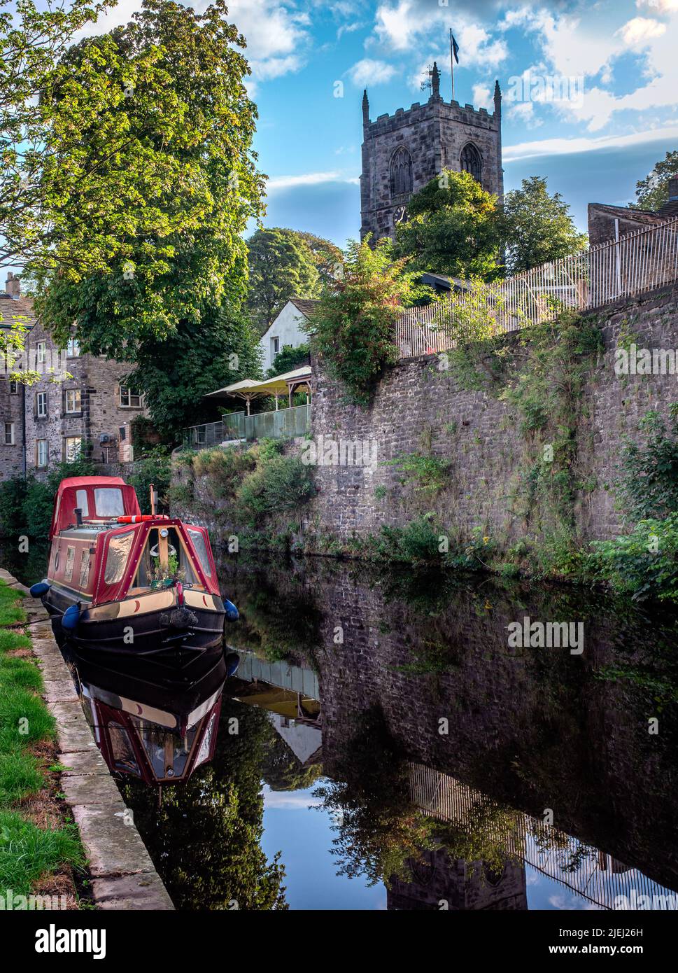 Narrowboat auf dem Leeds Liverpool Kanal bei Skipton in North Yorkshire Stockfoto