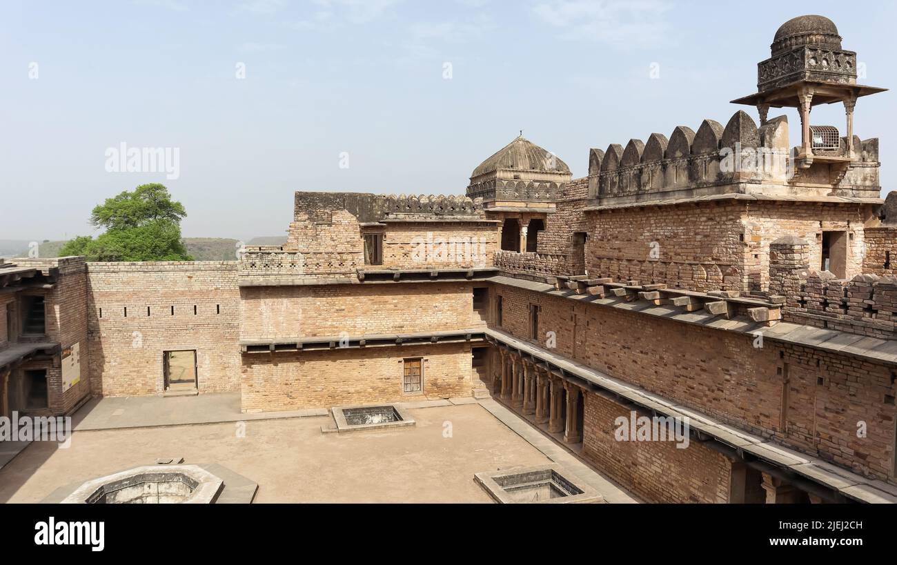 Innenansicht von Chanderi Fort Palace und zerstörten Mauern, Chanderi Fort, Madhya Pradesh, Indien. Stockfoto