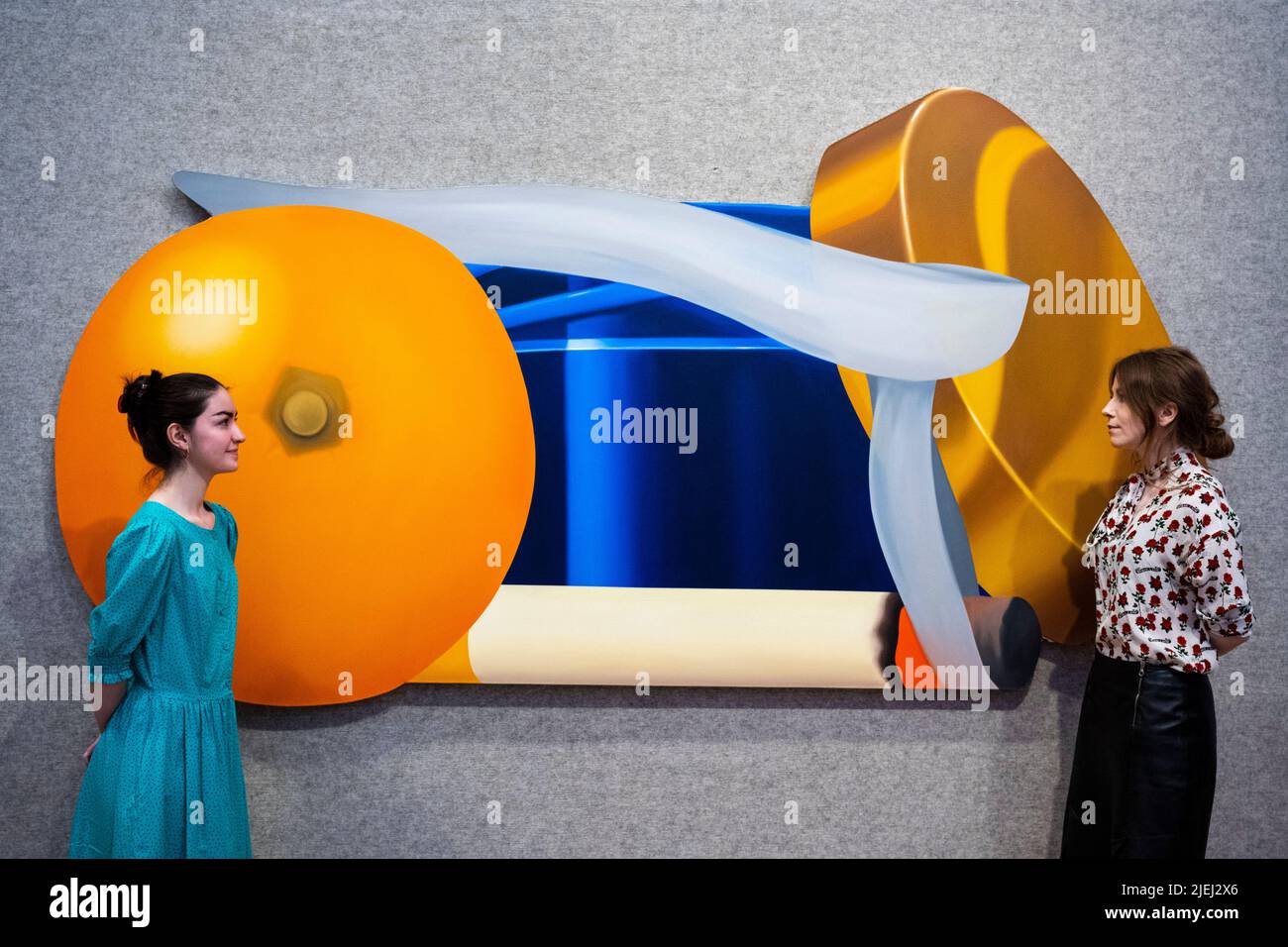 London, Großbritannien. 27. Juni 2022. Mitarbeiter sehen „Stillleben mit blauem Glas und Zigarettenrauch (flach)“, 1980-1982, von Tom Wesselmann (Est. £850.000 - £1.250.000) bei einer Vorschau auf den Verkauf von Post-war und zeitgenössischer Kunst. Die Auktion findet am 30. Juni in den Galerien der Bonhams New Bond Street statt. Kredit: Stephen Chung / Alamy Live Nachrichten Stockfoto