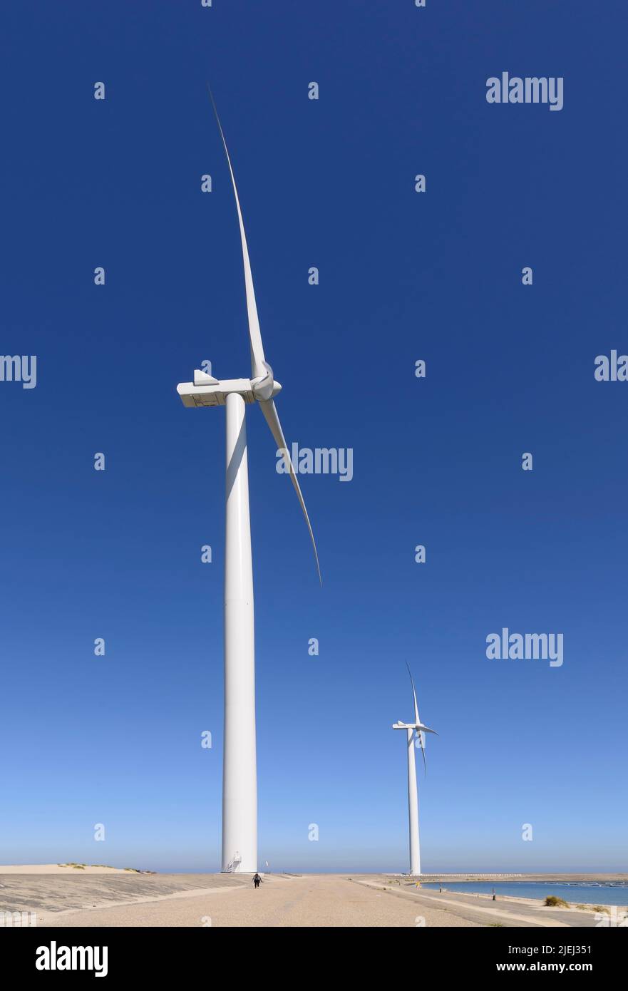 Moderne weiße Windkraftanlagen oder Windmühlen, erneuerbare Energie Stockfoto