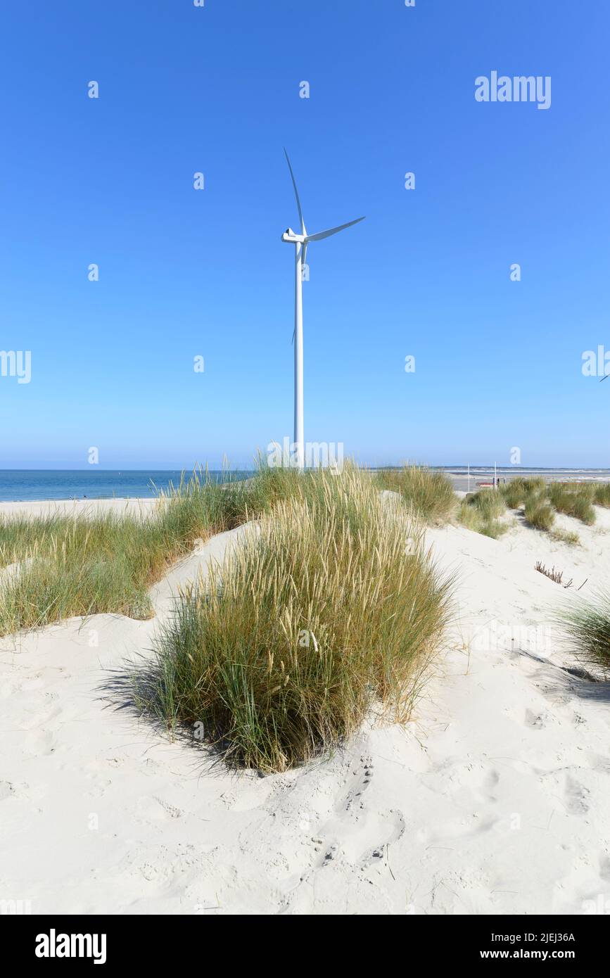 Moderne weiße Windkraftanlagen oder Windmühlen, erneuerbare Energie Stockfoto