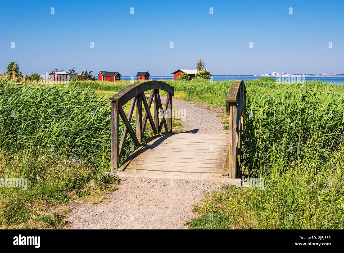 Brücke und Fischerhütten am Ufer der Ostsee auf der Insel Öland in Schweden. Stockfoto