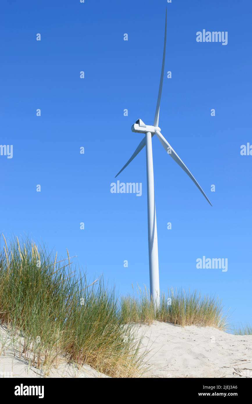 Moderne weiße Windkraftanlagen oder Windmühlen, erneuerbare Energie Stockfoto