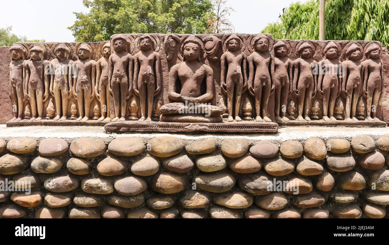 Skulptur von Mahavir Jain im Chanderi Museum, Madhya Pradesh, Indien. Stockfoto