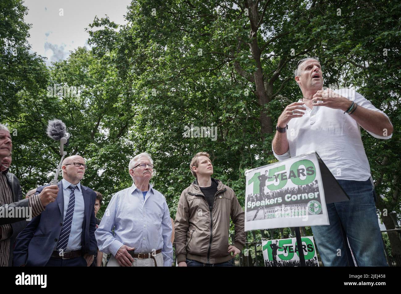 London, Großbritannien. 27.. Juni 2022. Steve Barnes, ehemaliger Polizeibeamter des Parks, kehrt zurück, um im Speakers Corner im Hyde Park zu sprechen, während die Ecke 150 Jahre Redefreiheit feiert. Der 1872 verabschiedete Park Regulation Act hat zum ersten Mal den rechtlichen Status der nordöstlichen Ecke des Hyde Parks für das Recht auf Versammlungsfreiheit und freie öffentliche Meinung festgelegt. Kredit: Guy Corbishley/Alamy Live Nachrichten Stockfoto