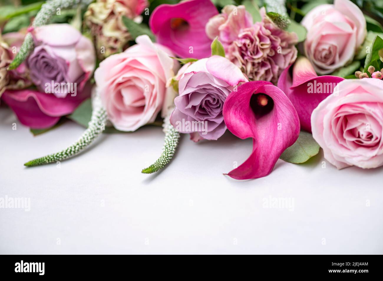 Bouquet von Rosen und cala Lilien Stockfoto