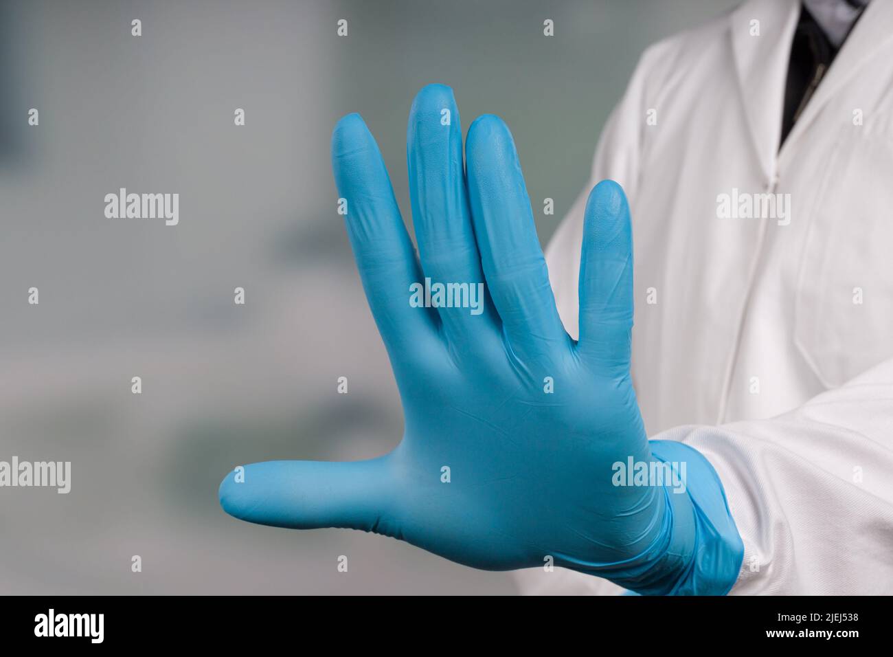 Nahaufnahme der Hände in medizinischen Handschuhen zeigen Stopp Stockfoto