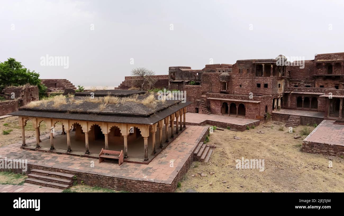 Innenhof, der Ladau Bangla mit einem neu restaurierten Pavillon oder einem Baradari sein könnte, Narwar Fort, Shivpuri, Madhya Pradesh, Indien. Stockfoto