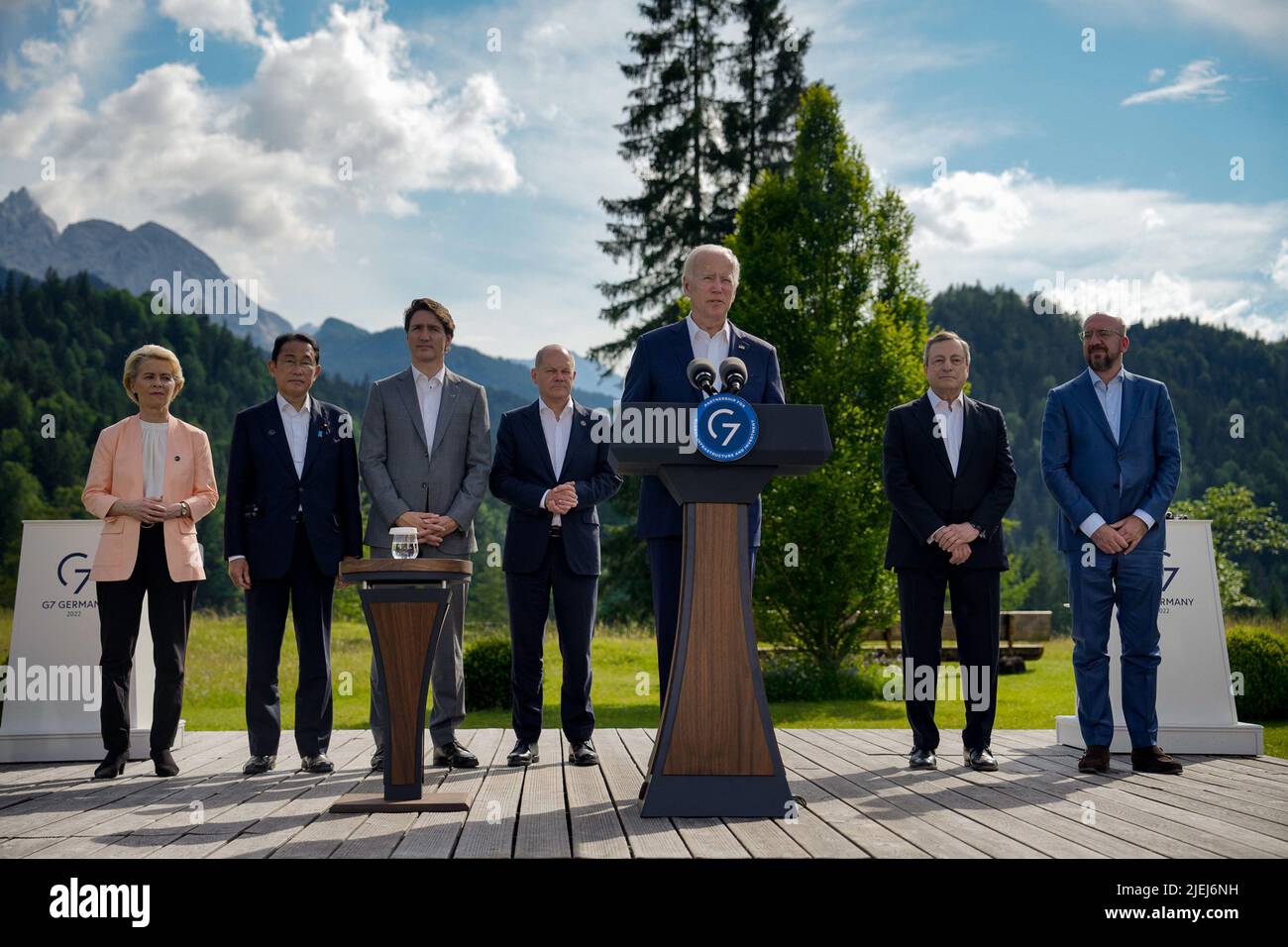 Schloss Elmau, Deutschland. 27.. Juni 2022. US-Präsident Joe Biden, begleitet von der Präsidentin der Europäischen Kommission Ursula von der Leyen, dem japanischen Premierminister Fumio Kishida, dem kanadischen Premierminister Justin Trudeau, dem deutschen Bundeskanzler Olaf Scholz und dem italienischen Premierminister Mario Draghi, Und der Präsident des Europäischen Rates, Charles Michel, am Sonntag, den 26. Juni 2022, in einer Medienansprachen auf Schloss Elmau, Deutschland, Während des Gipfeltreffens G7. Foto über das Weiße Haus/UPI Credit: UPI/Alamy Live News Stockfoto