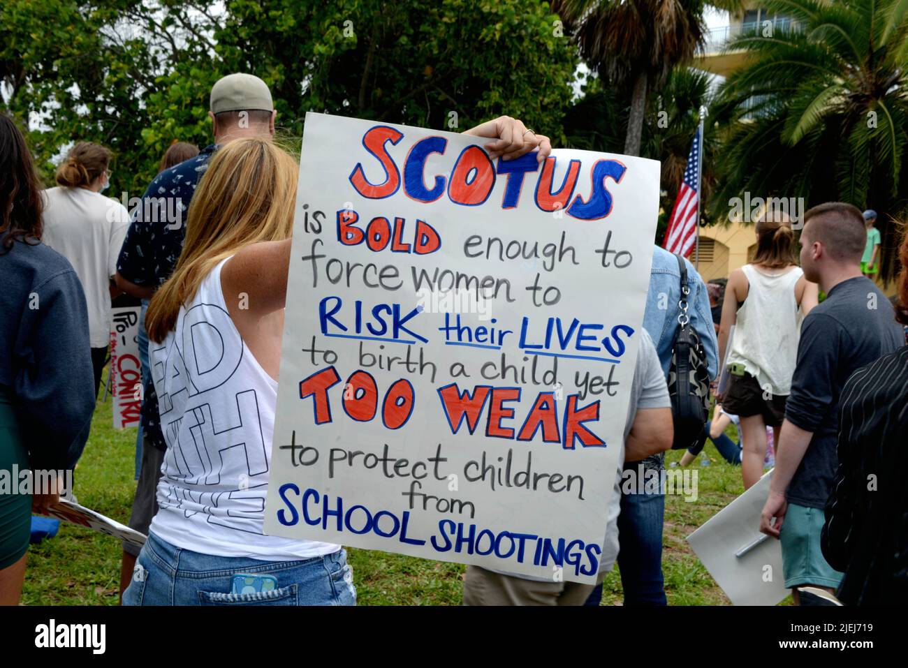 Melbourne, Brevard County, Florida, USA. 26. Juni 2022. Demonstranten gegen die Entscheidung des Obersten Gerichtshofs der Vereinigten Staaten (SCOTUS), Roe v. Wade zu stürzen, versammelten sich auf dem Eau Gallie Causeway ZU einer Frauenkundgebung für reproduktive Rechte und Menschen mit Uterus! Kredit: Julian Leek/Alamy Live Nachrichten Stockfoto