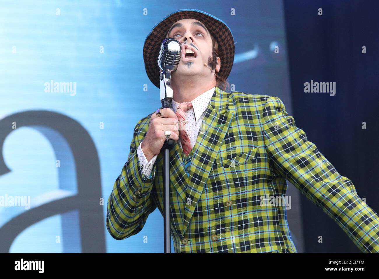 Sebastien Torkia spielt Mr. Wormwood im Musical Matilda in West End Live auf dem Trafalgar Square 2022. Stockfoto