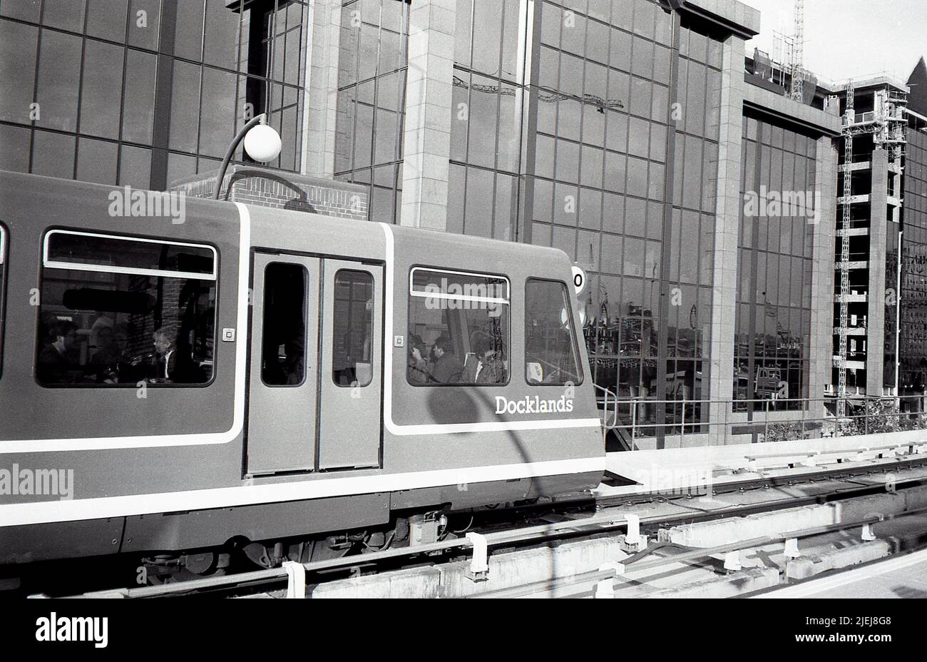 Das Hauptquartier der Tageszeitung Daily Telegraph hinter dem Bahnhof South Quay auf der Docklands Light Railway in London am 1. September 1987. Die Zeitungsgruppe zog 1987 von der Fleet Street dorthin. Stockfoto