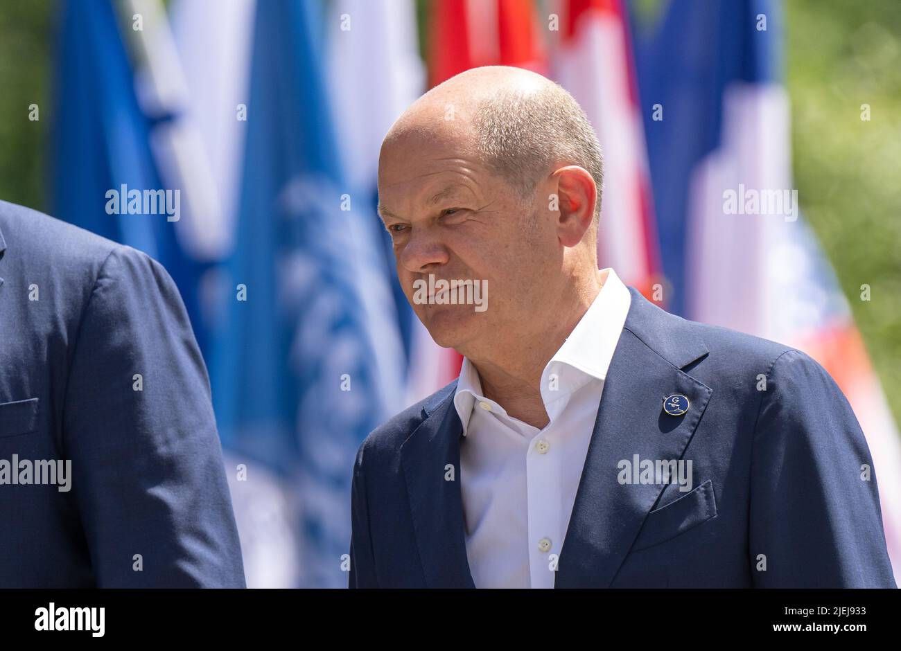 Elmau, Deutschland. 27.. Juni 2022. Bundeskanzler Olaf Scholz (SPD) geht zu dem Treffen mit den Outreach-Ländern. Im Mittelpunkt der Konsultationen mit den fünf Gastländern Indien, Indonesien, Südafrika, Senegal und Argentinien stehen der Klimaschutz und die weltweite Nahrungsmittelkrise infolge des Ukraine-Krieges. Kredit: Peter Kneffel/dpa/Alamy Live Nachrichten Stockfoto