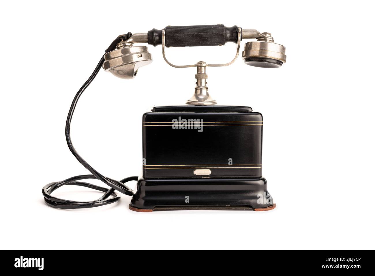 Antikes Telefon mit metallischem Hörer, isoliert auf weißem Hintergrund. Vorlage, Modell. Telefon 20s Stockfoto