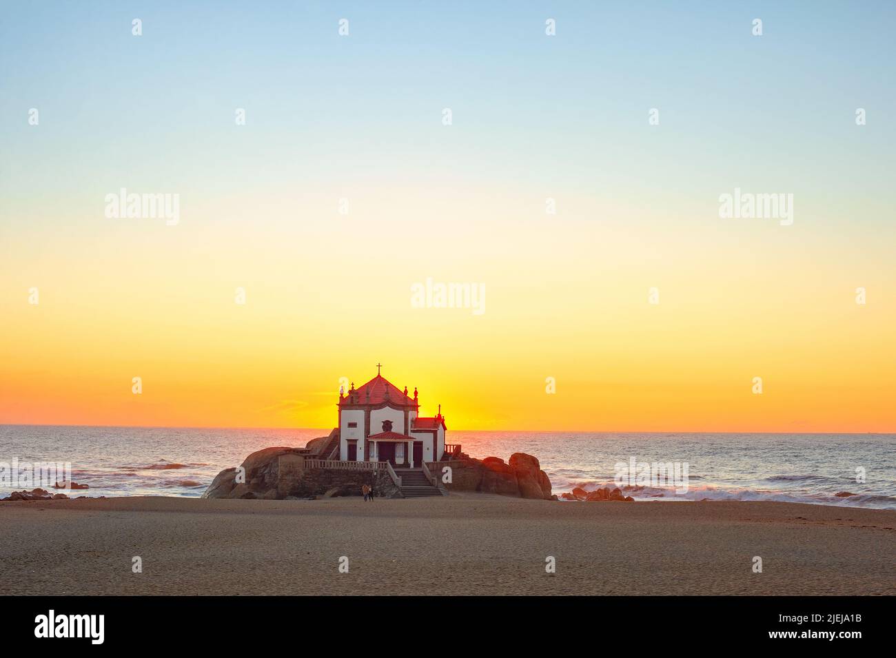 Seascape mit Capela do Senhor da Pedra bei farbenprächtiger Sonnenuntergänge, Porto, Portugal Stockfoto