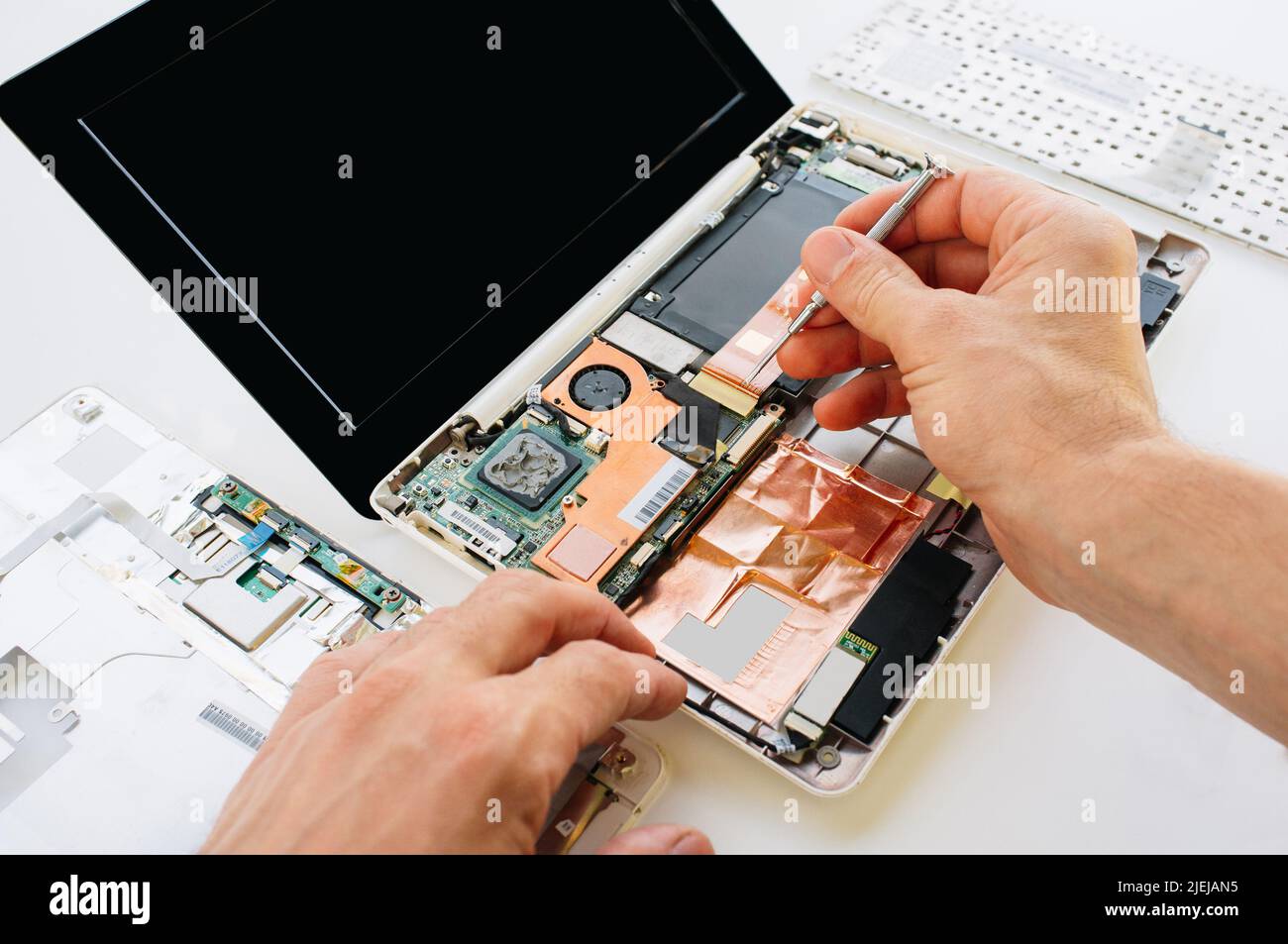 Der Techniker repariert den Laptop (pc, Computer) Stockfoto