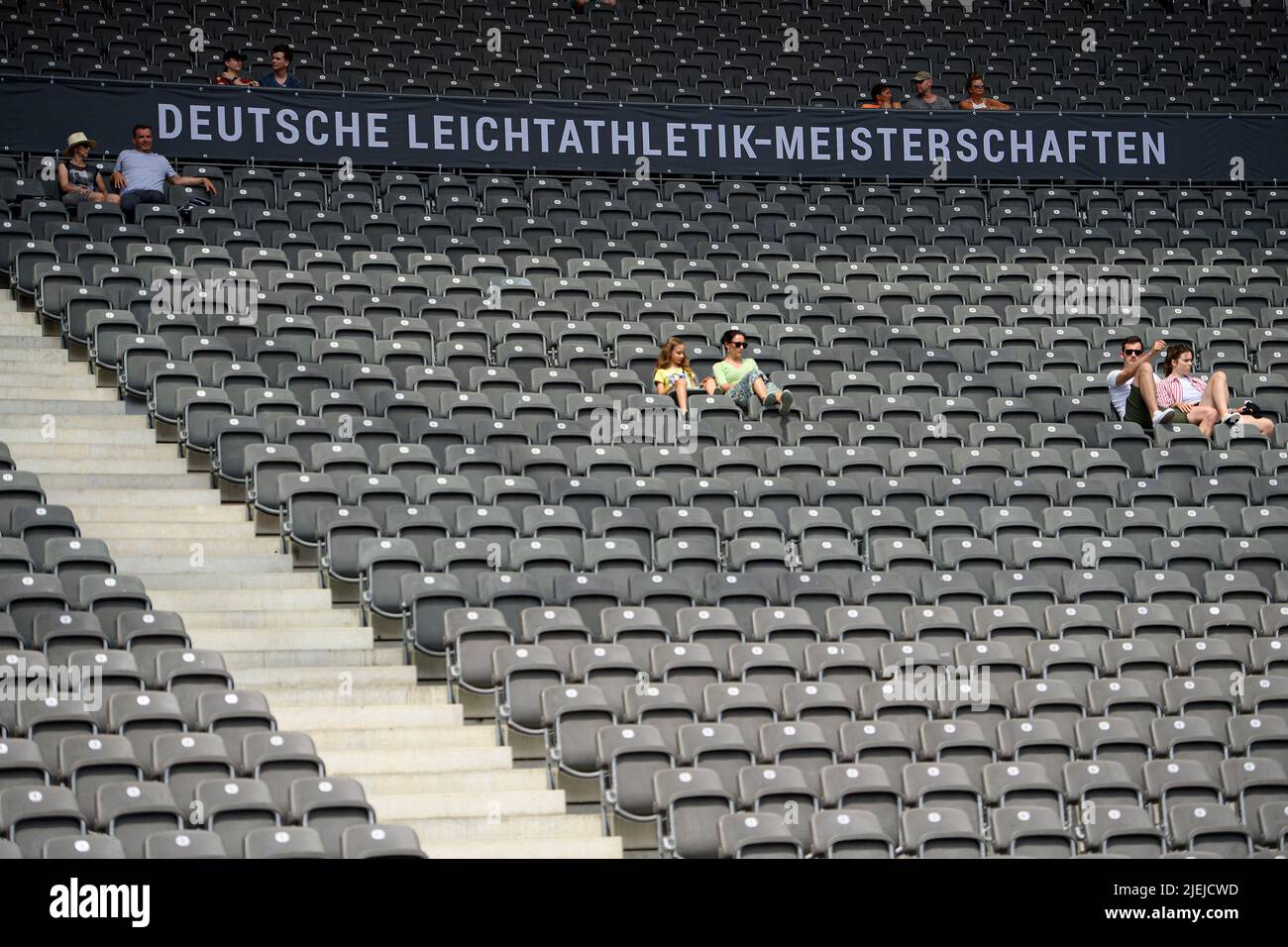 Feature, fast leere Stände im Olympiastadion, vor einem Schriftzug LA DM Finale Weitsprung der Männer am 26.. Juni 2022 Deutsche Leichtathletik-Meisterschaften 2022, ab 25.. Juni. - 06/26/2022 in Berlin. ÃÂ Stockfoto