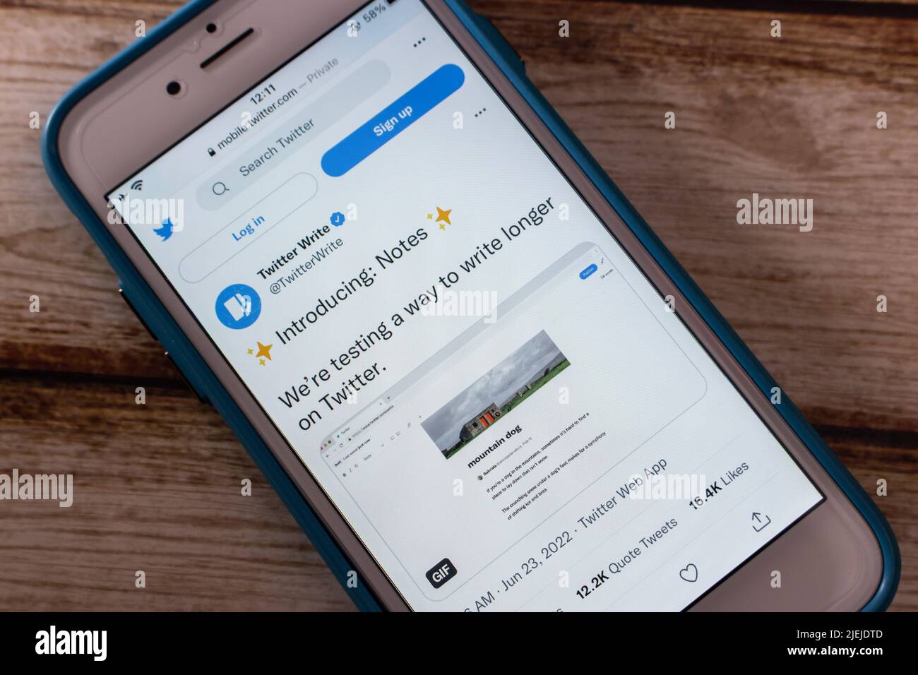 Tweet „Twitter Notes“ von Twitter Schreibe einen Account auf einen Tisch. Twitter gab bekannt, dass sie im Juni 2022 mit dem Testen eines neuen Longform-Formats namens Notes begonnen haben Stockfoto