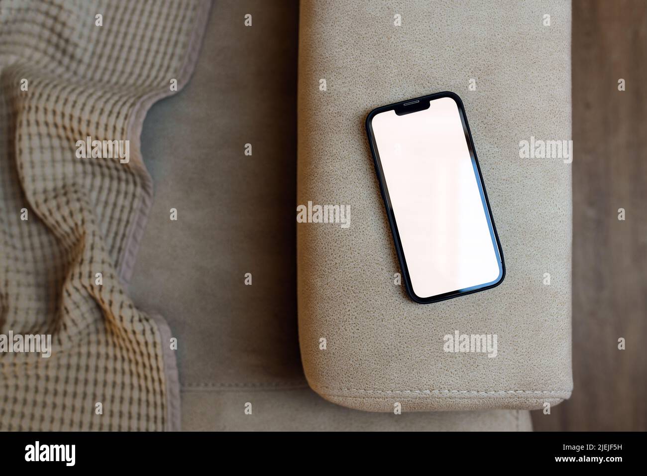 Smartphone-Mockup, Internet der Dinge und Smart-Home-Konzept,. Nahaufnahme des Geräts mit leerem Bildschirm im Innenraum. Stockfoto