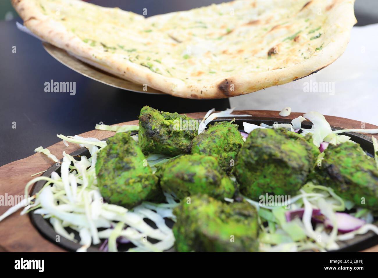 Grünes Huhn Tikka mit Knoblauch Naan Stockfoto