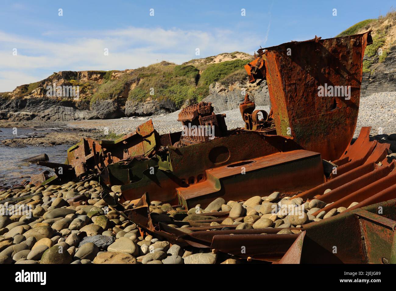 Schiffswrack am steinigen Strand Stockfoto