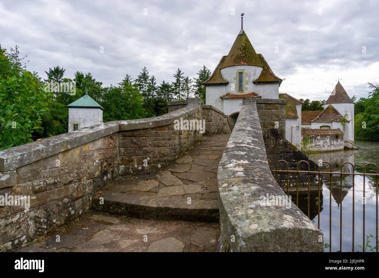 St. Andrews, Großbritannien - 21. Juni 2022: Blick auf das niederländische Dorf und den See im Craigtoun Country Park Stockfoto