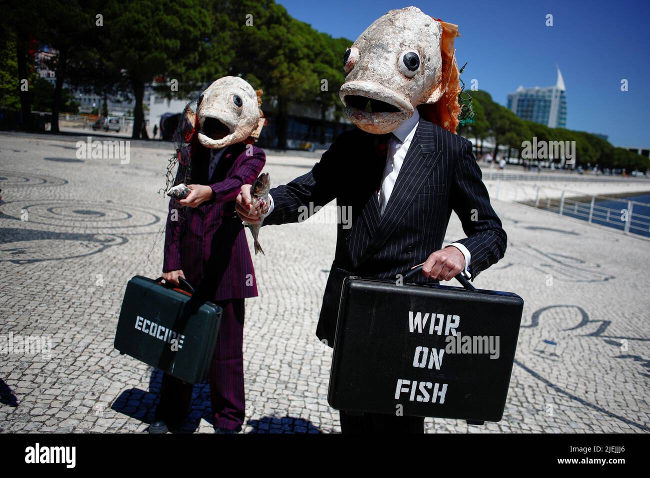 Aktivisten der Ocean Rebellion versammeln sich vor der UN-Ozeankonferenz, um gegen das zu protestieren, was sie als "Krieg gegen den Fisch" bezeichnen, am 27. Juni 2022 in Lissabon, Portugal. REUTERS/Pedro Nunes Stockfoto