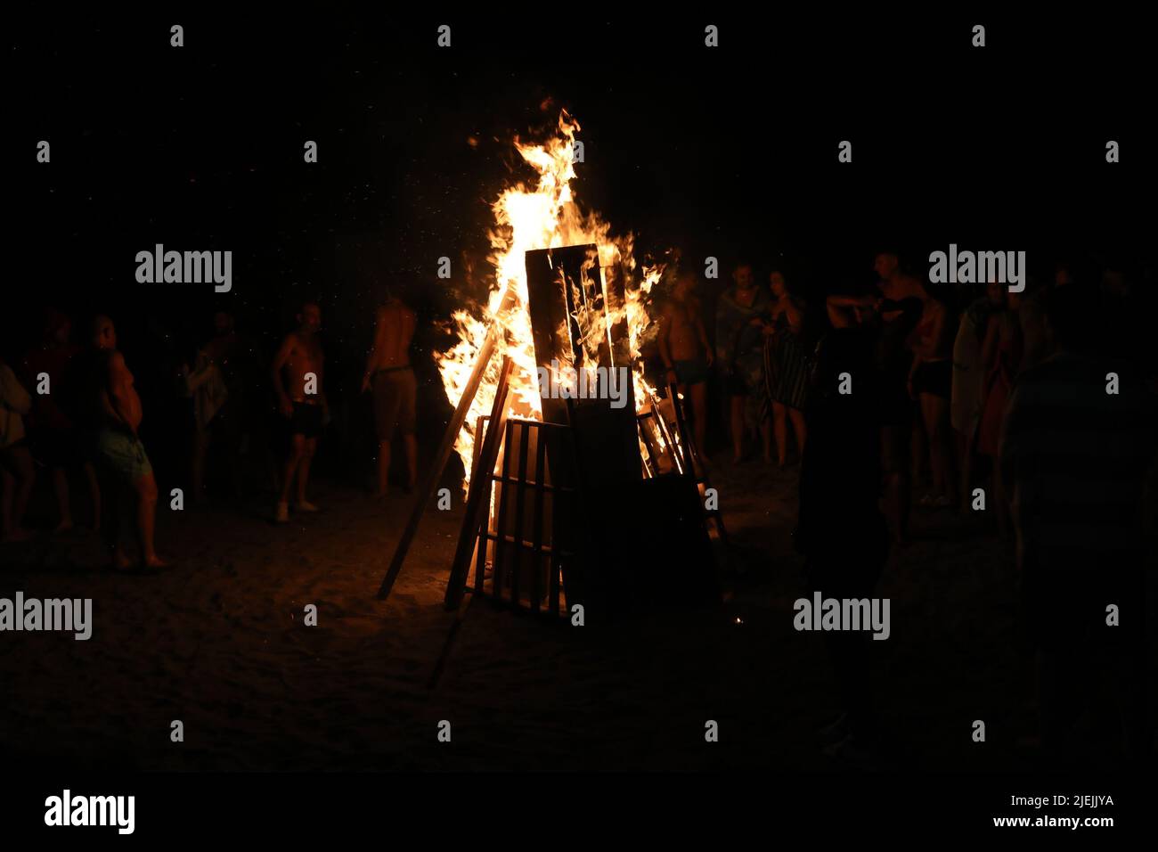 Holzfeuer am Strand. Sonnenwende-Feier in Spanien Stockfoto