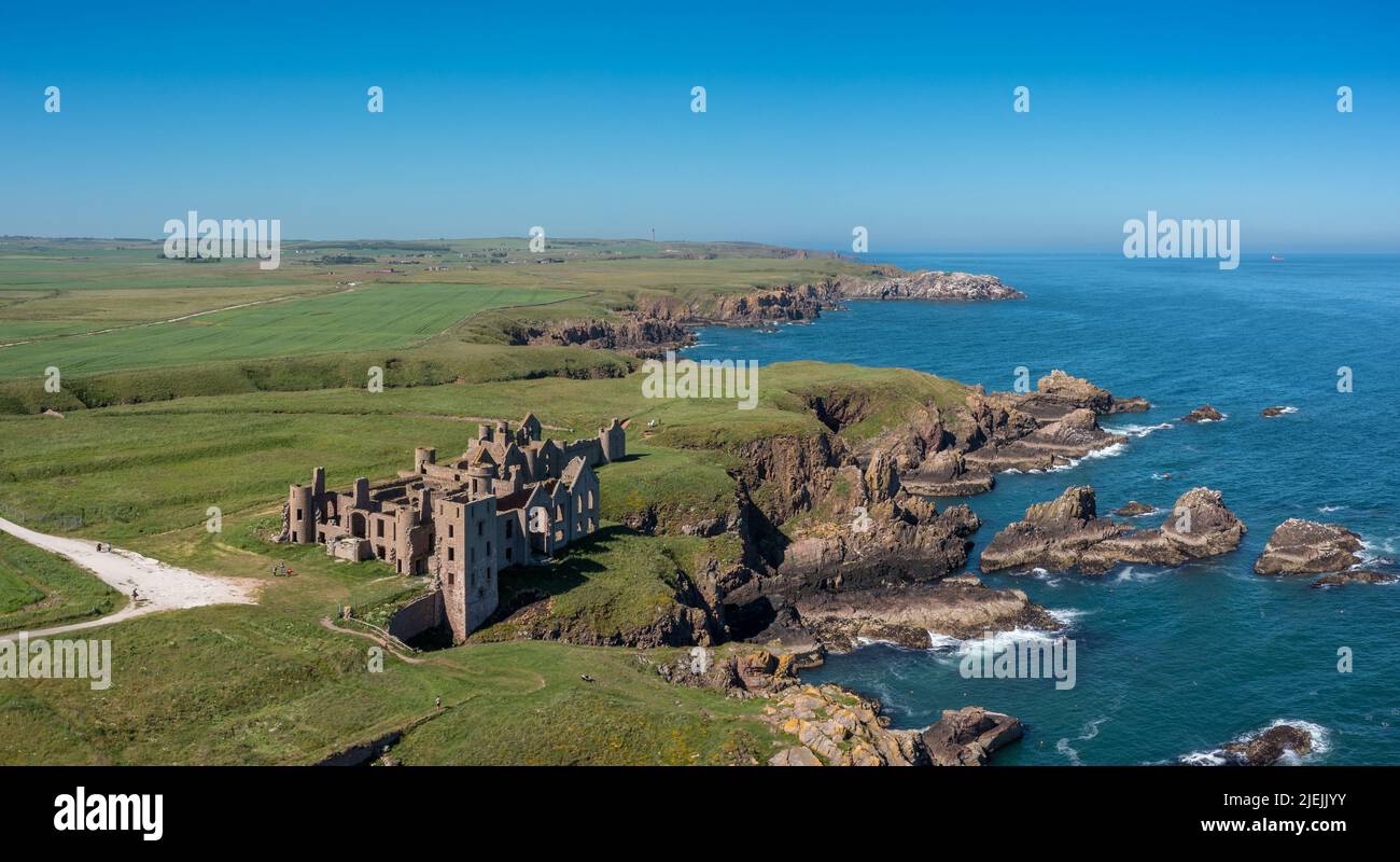 Cruden Bay, Großbritannien - 23. Juni 2022: Panorama-Drohnenansicht von Slains Castle und der wilden Küste von Aberdeenshire Stockfoto