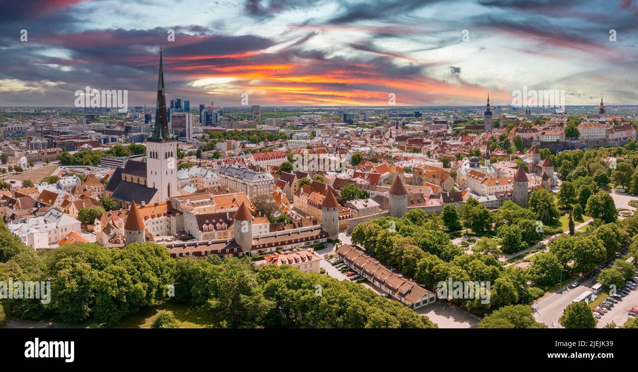 Wunderschöne Luftaufnahme der Altstadt von Tallinn. Mittelalterliche Stadt in Nordeuropa. Stockfoto