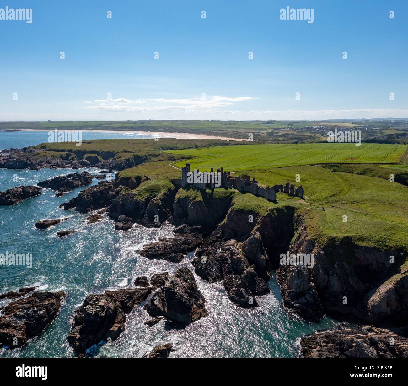 Cruden Bay, Großbritannien - 23. Juni 2022: Drohnenansicht von Slains Castle und der wilden Küste von Aberdeenshire Stockfoto
