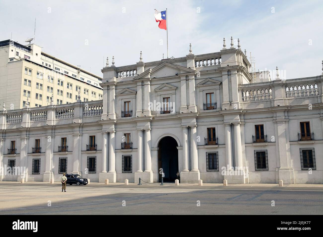 Vorderansicht des Palastes La Moneda, Santiago de Chile, Chile. Der Palast La Moneda ist der Sitz des Präsidenten der Republik Chile. Es wurde von mir entworfen Stockfoto