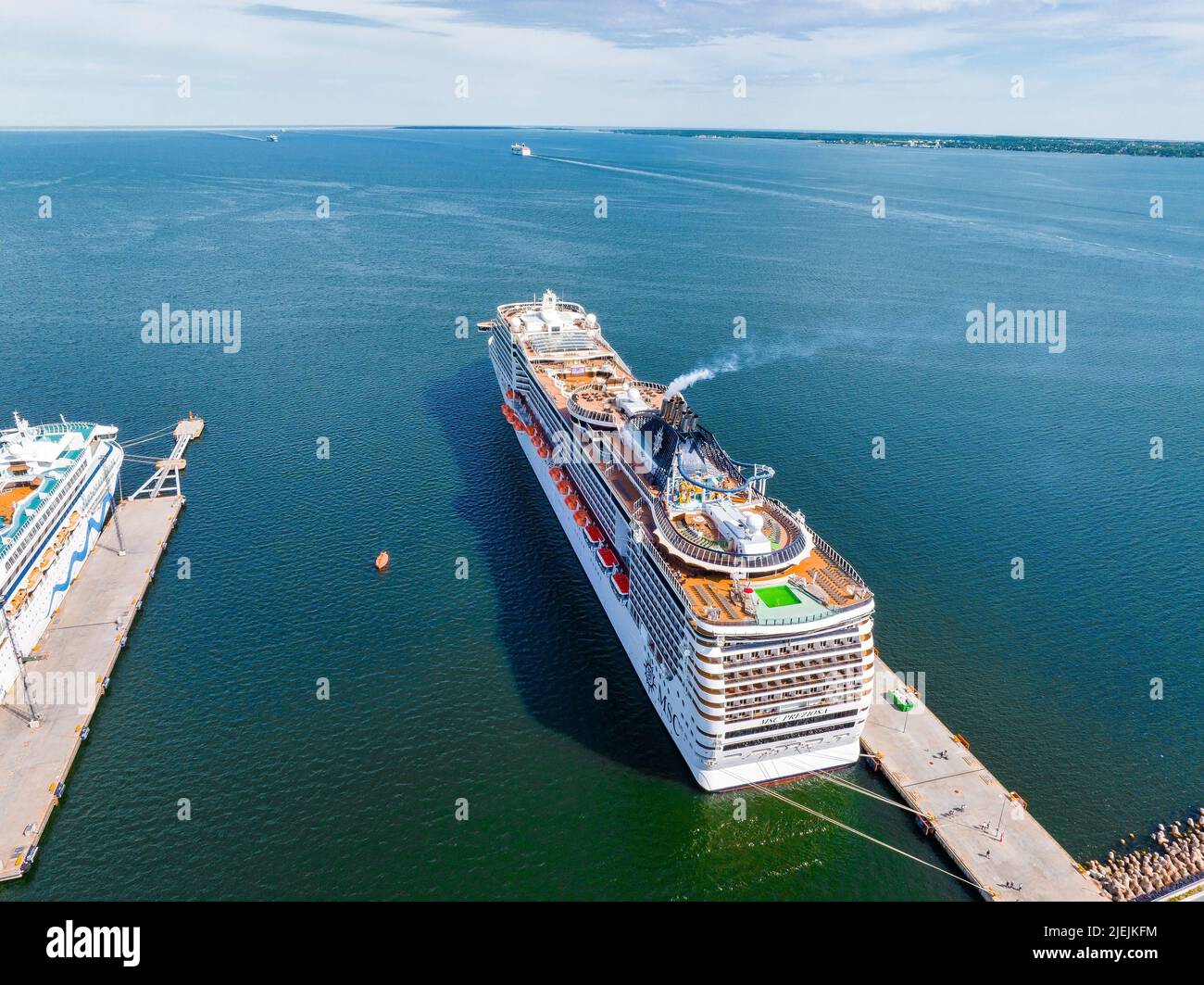 Das riesige MSC-Kreuzschiff dockte in einem Hafen in Tallinn an. Stockfoto